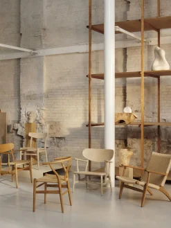 Silla de madera con asiento tejido a mano y reposabrazos CH36