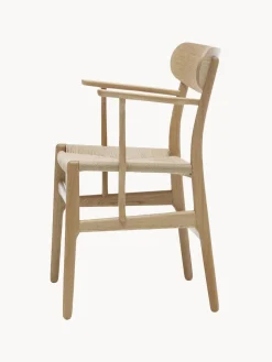 Silla de madera con asiento tejido a mano y reposabrazos CH36