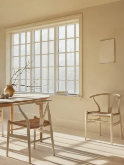 Silla de madera con asiento tejido a mano CH24