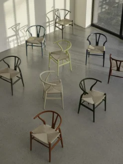 Silla de madera con asiento tejido a mano CH24