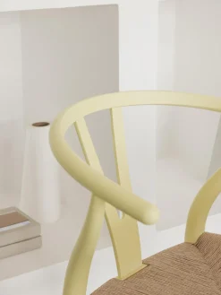 Silla de madera con asiento tejido a mano CH24