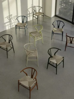 Silla de madera con asiento tejido a mano CH24