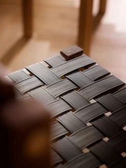 Silla de madera con asiento de cuero Liza