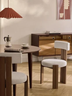 Silla de madera con tapizado bouclé Katya