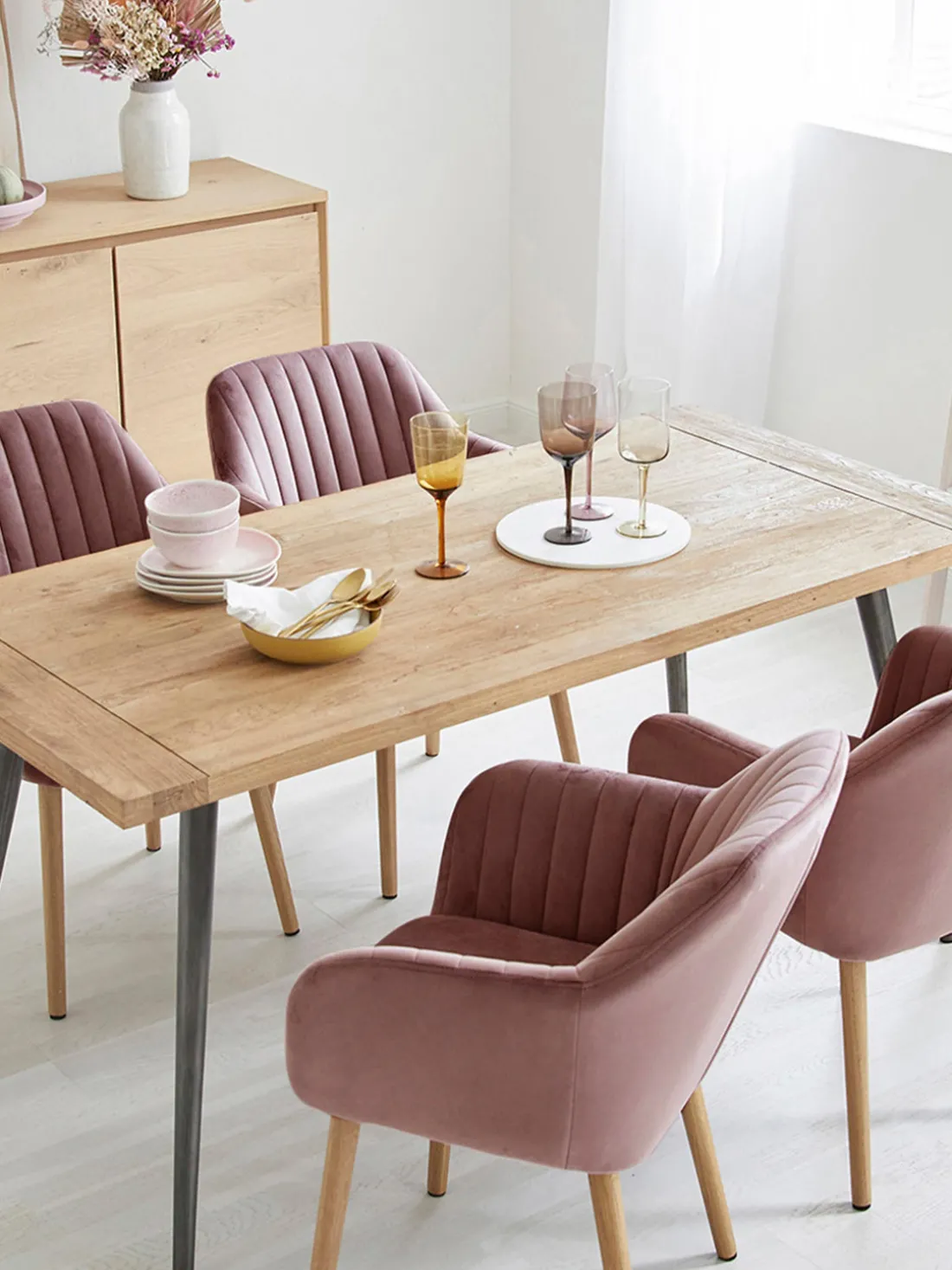 Silla de terciopelo con reposabrazos y con patas de madera Emilia