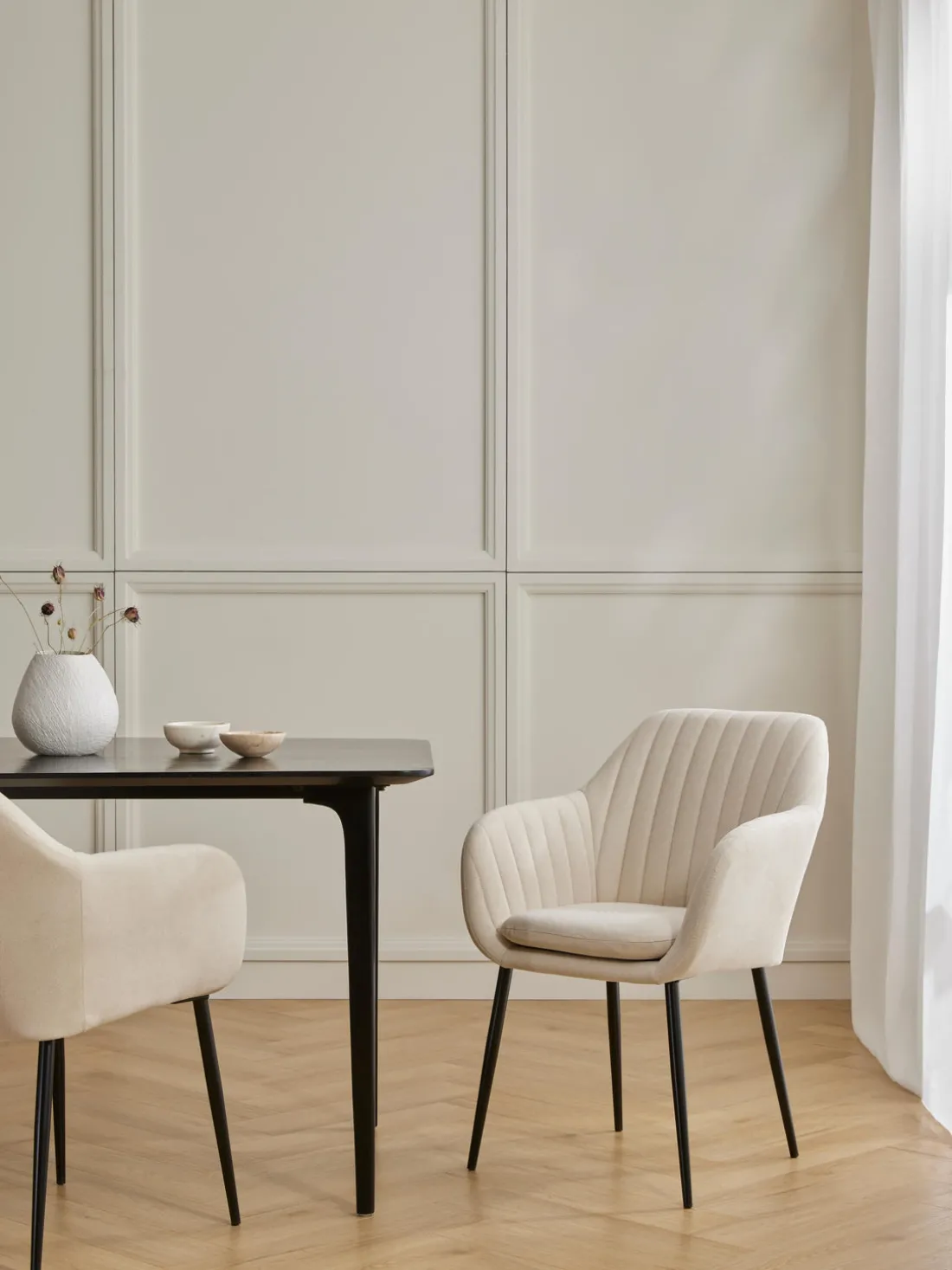 Silla de terciopelo con reposabrazos Emilia