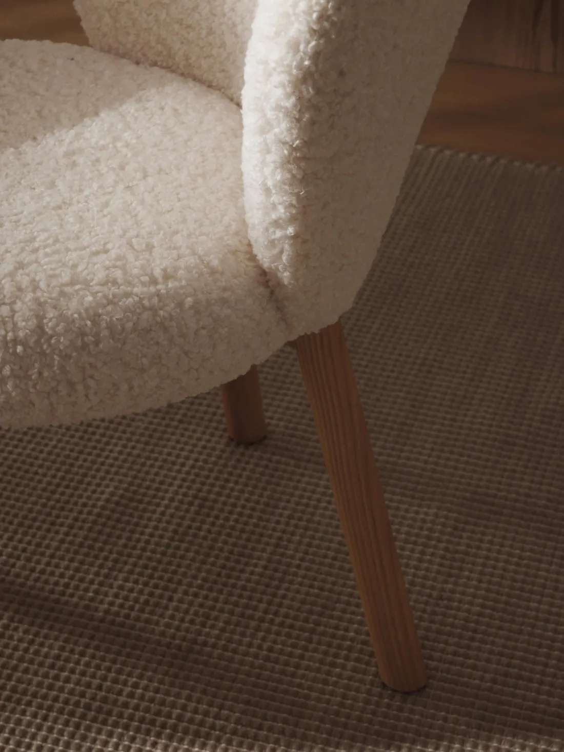 Silla tapizada en borreguillo Serena