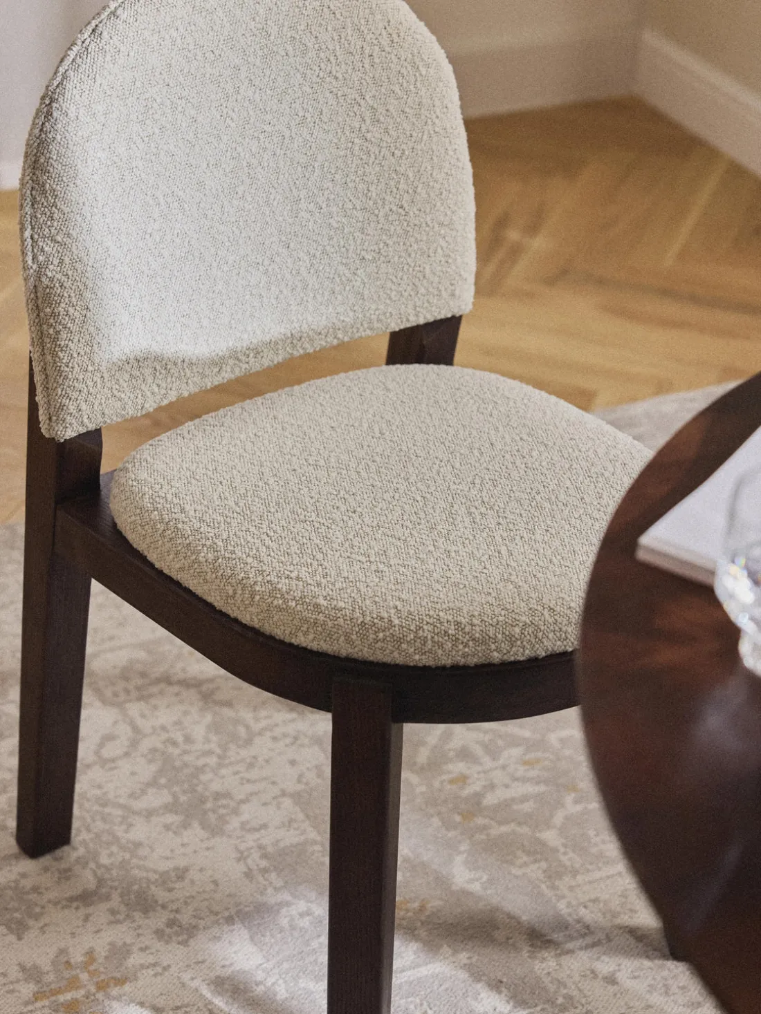 Silla tapizada en tejido bouclé Neelia