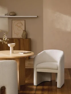 Sillón con reposabrazos en tejido bouclé Mairo