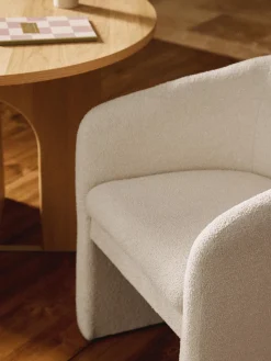 Sillón con reposabrazos en tejido bouclé Mairo