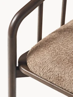 Sillón de madera de fresno con tapizado de borreguillo Balin