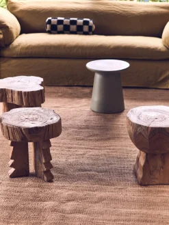 Taburete artesanal de madera de teca Carved