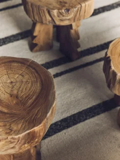 Taburete artesanal de madera de teca Arched