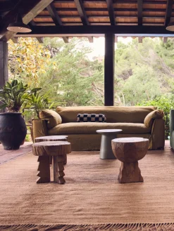 Taburete artesanal de madera de teca Arched