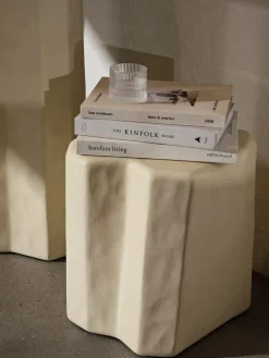 Taburete de hormigón en forma orgánica Staffa