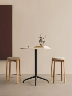 Taburete de madera de roble en tejido bouclé Passage