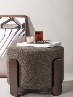 Taburete de tejido bouclé con patas de madera Coffey