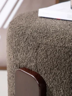 Taburete de tejido bouclé con patas de madera Coffey