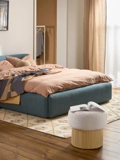 Taburete tapizado en borreguillo bouclé con espacio de almacenamiento Nala