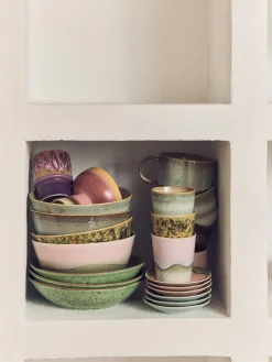 Taza pintada a mano con esmalte reactivo 70's