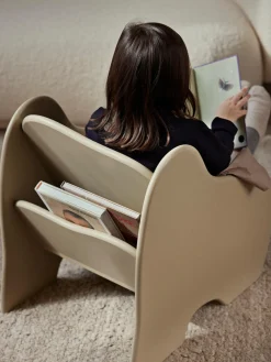 Tumbona infantil de madera inclinada con estante Slope