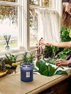 Vela perfumada artesanal Mediterranean Lemon (limón, bergamota, jazmín y ámbar solar)