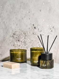 Vela perfumada Oud Leaf (rosa, madera de cedro, jazmín, iris y lirio de los valles)