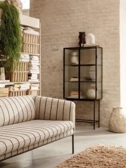 Vitrina con puertas de vidrio Haze