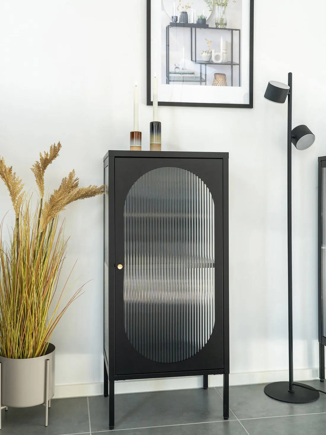 Vitrina de madera de roble con relieves Adelaide