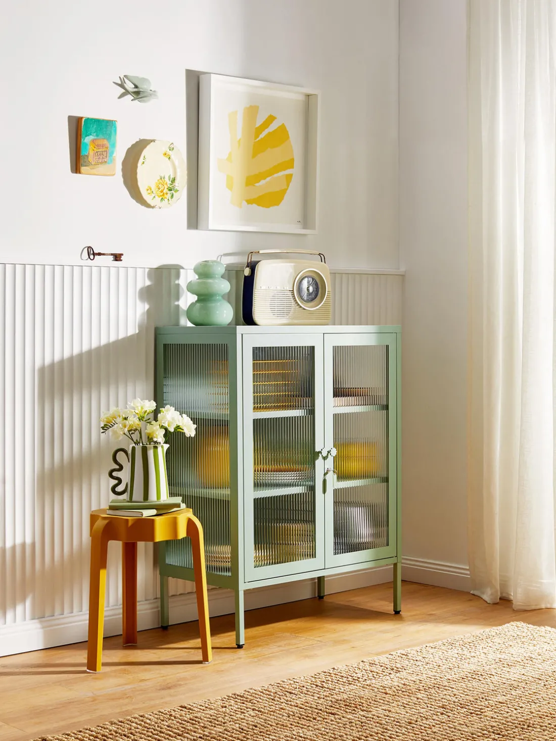 Vitrina de metal con cristal acanalado The Mixer