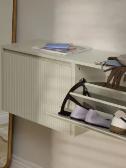 Zapatero de pared con puertas abatibles y frente acanalado Shea